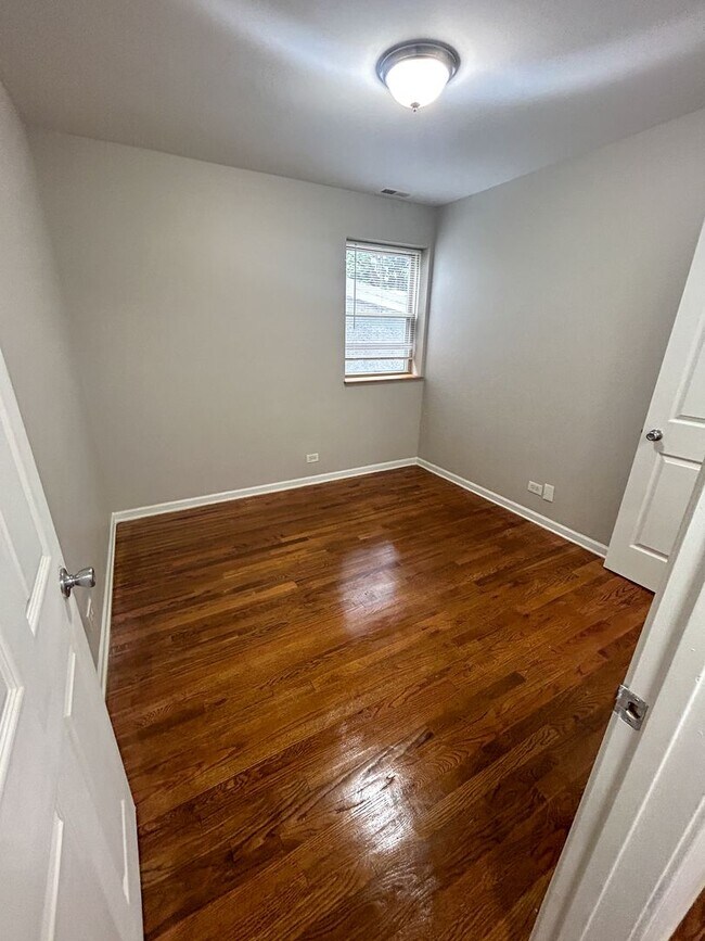 Building Photo - Sunny and Spacious 3 Bed, 2 Bath