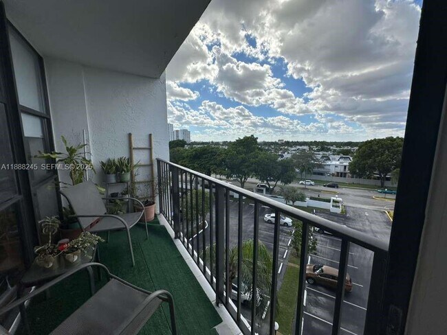 Building Photo - 1000 Parkview Dr