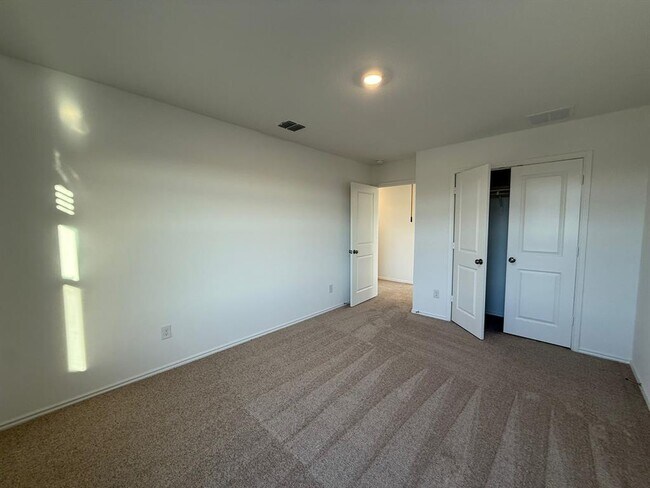 Building Photo - 561 Sormonne Lp