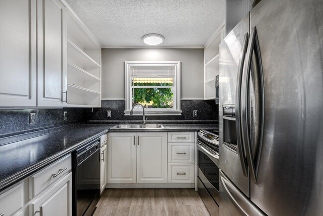Building Photo - 8642 Sunset Dr