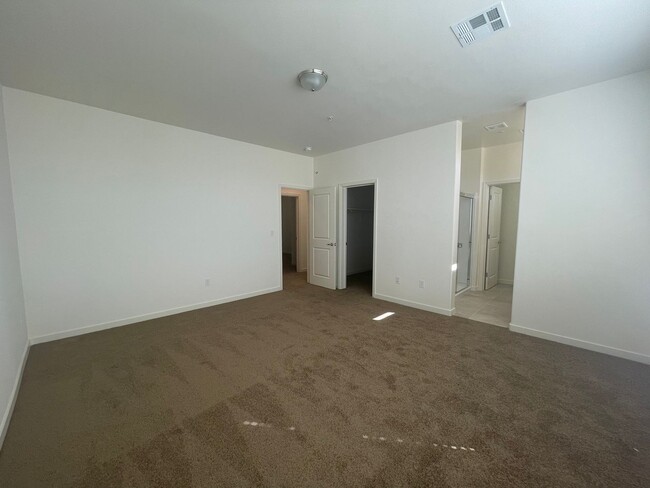 Building Photo - Beautiful Falcon Ridge Townhome!