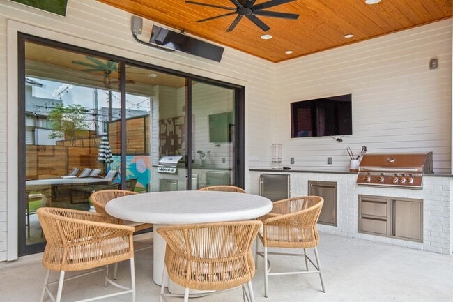 Building Photo - 2005 E 8th St