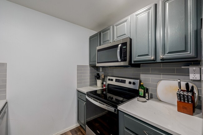 Building Photo - 565 Saulsbury St