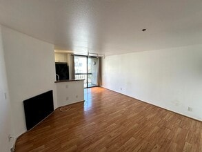 Building Photo - Fantastic 1 bed and 1 Bath with balcony an...