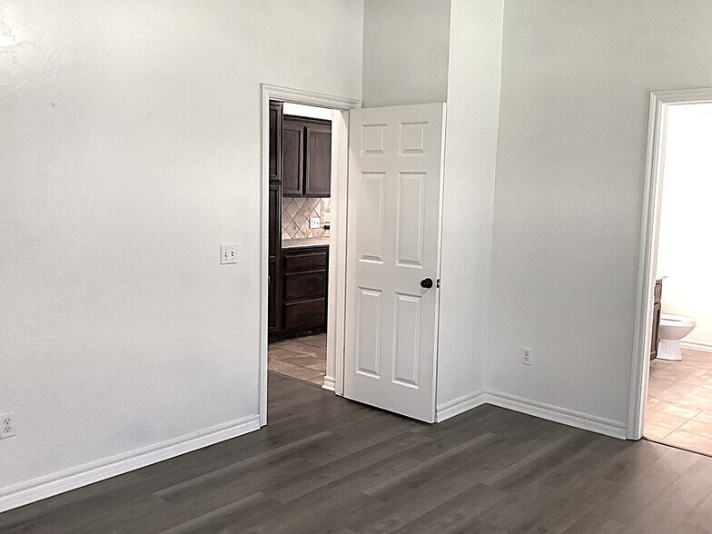 Building Photo - 909 Harvest Dr