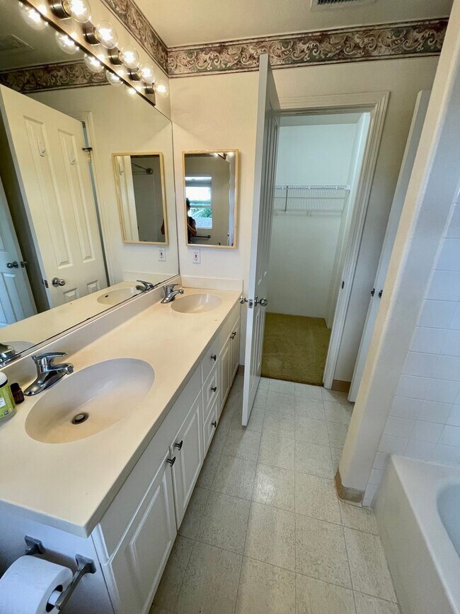 Building Photo - Ocen Pointe Potenial 3 Bedroom Home for Re...