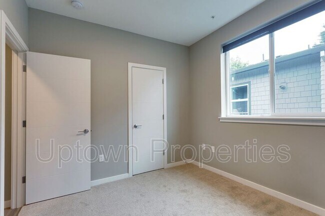 Building Photo - 3563 N Gantenbein Ave