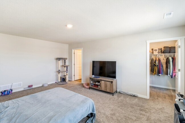 Building Photo - PRIVATE POOL & CLUBHOUSE!! 3 Bedroom, 2.5 Bathroom Townhome in Ankeny!