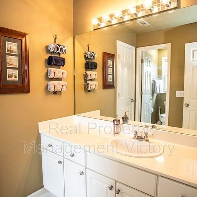 Building Photo - 1120 Shades Crest Rd