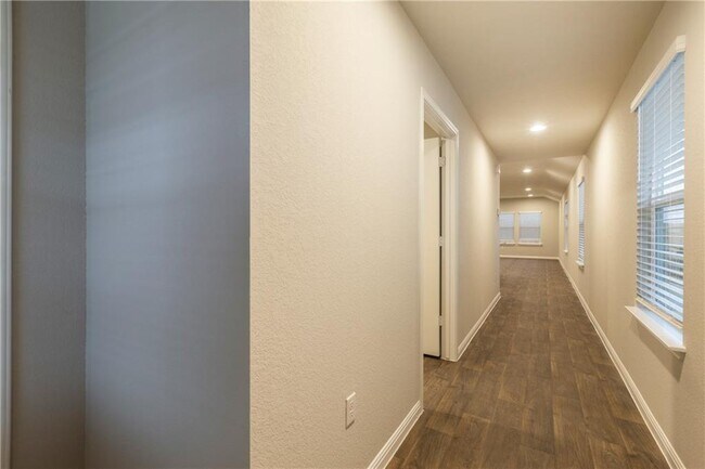 Building Photo - 612 Roaring Fork Ln