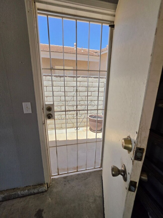 Building Photo - Spacious 4 Bedroom 2 bath Home in Victorville – Landscaping Included!