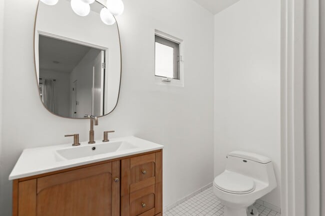 Building Photo - (Ellie:B) 900-902 Havenhurst Drive &amp; 8117 Willoughby Avenue