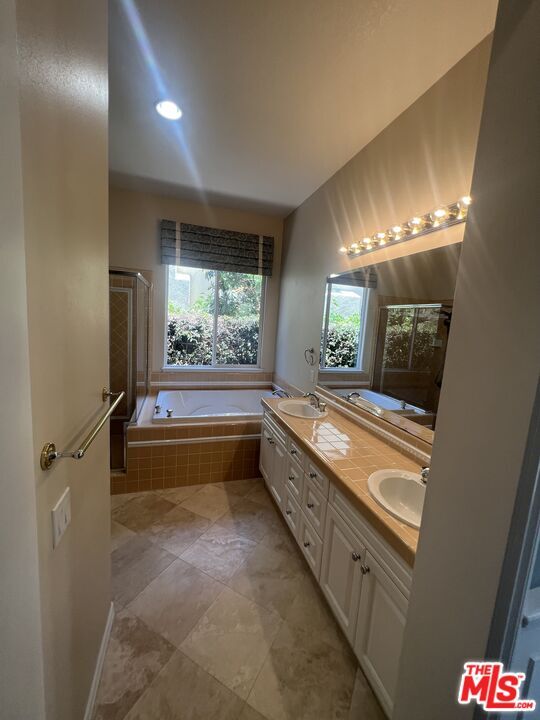 Building Photo - 4566 Via Del Rancho