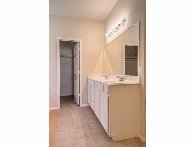 Building Photo - 4 bed 2.5 bath in Brookstone Community!!