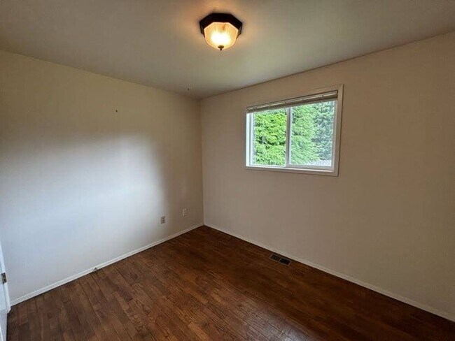 Building Photo - Charming 3-Bedroom Rambler with Spacious Yard & Convenient Location