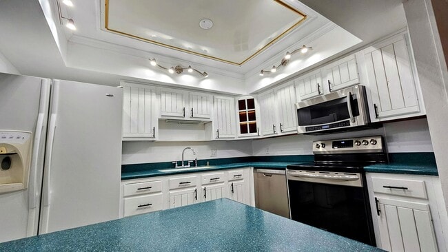 Building Photo - 1150 Bayshore Dr