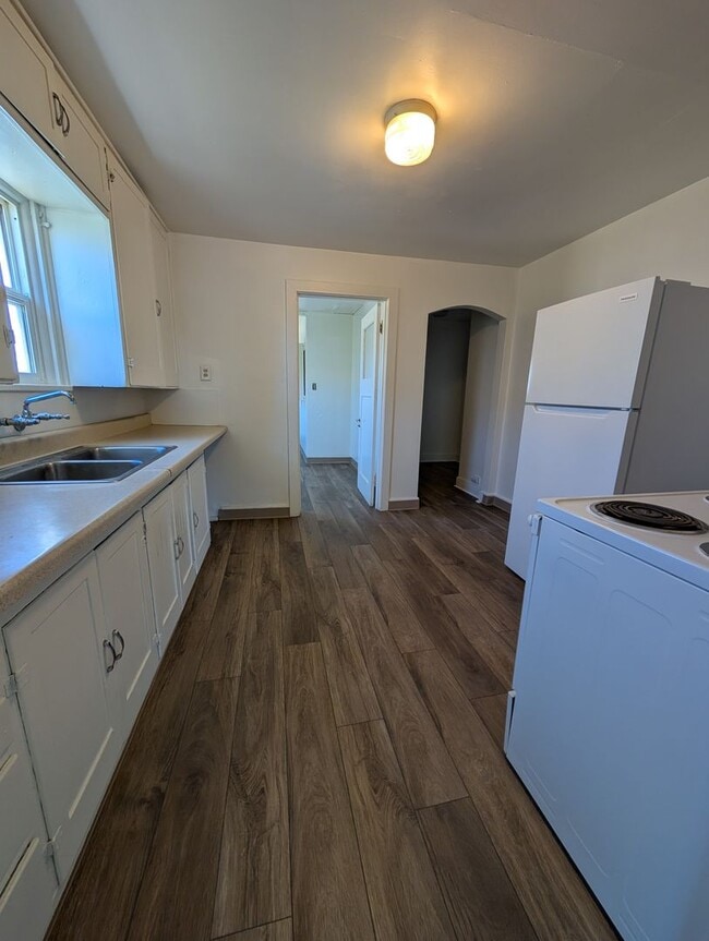 Building Photo - 3 Bedroom 1 bath house