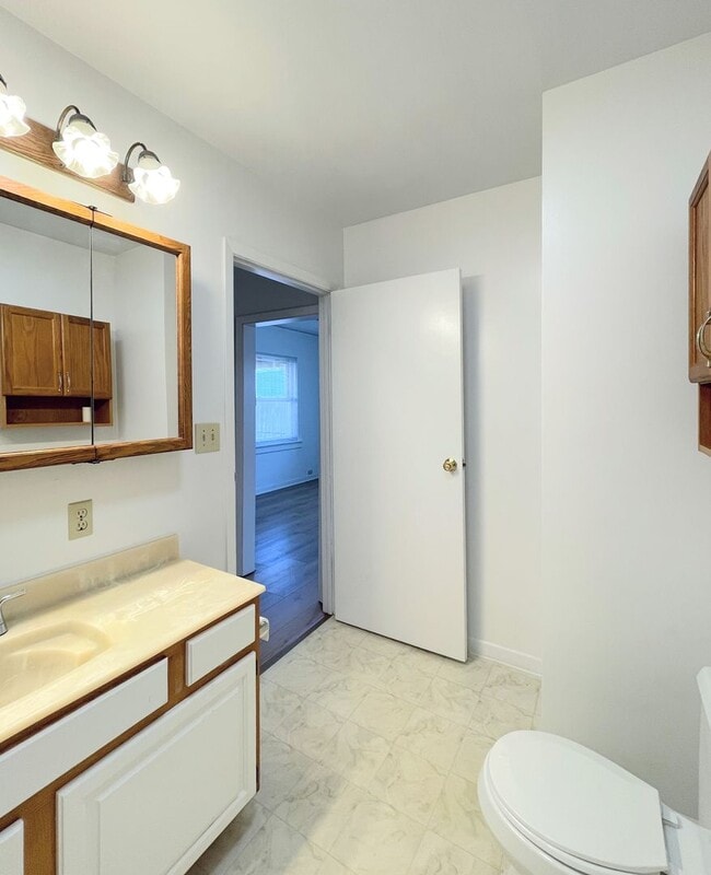 Building Photo - 2 bedroom home in South Hutchinson