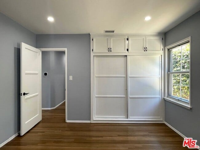 Building Photo - 7330 W 89th St