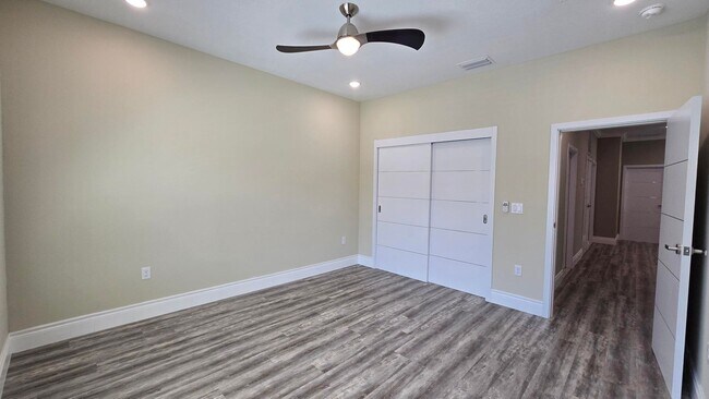 Building Photo - Beautiful and Modern 4 bed 3.5 Bath Townho...