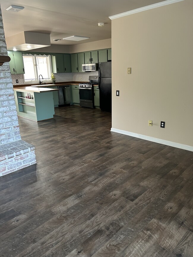 Easy care flooring in common areas - 303 Seminole Ct