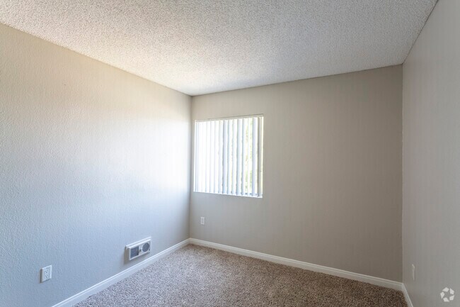 2 BR, 1 BA - 807 SF - Skyline