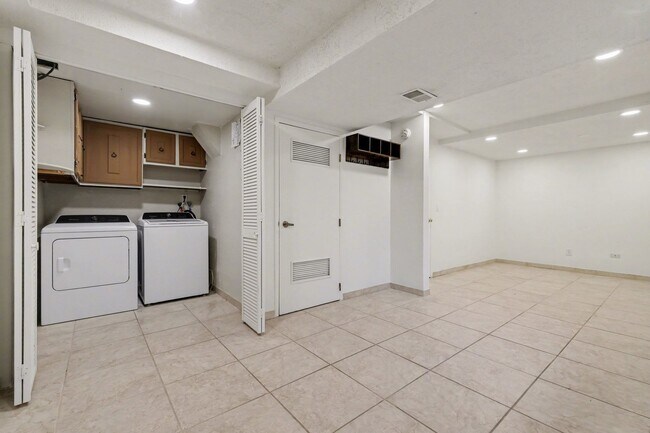 Building Photo - Spacious 2Bed/2.5Bath Townhouse in Central Denver