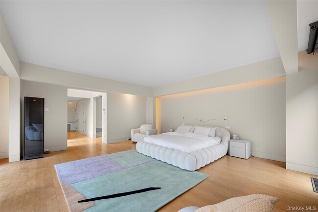 Building Photo - 121 Piping Rock Rd