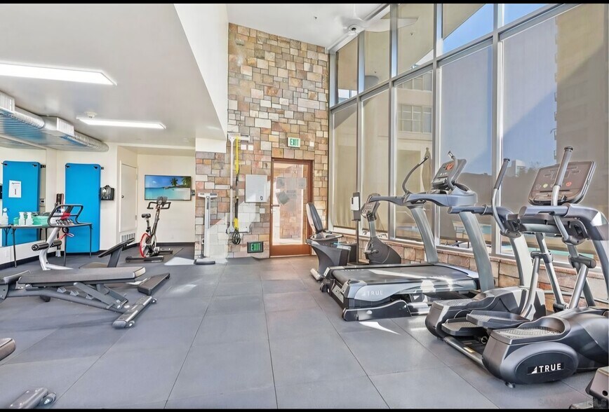 Building Photo - 645 Front St