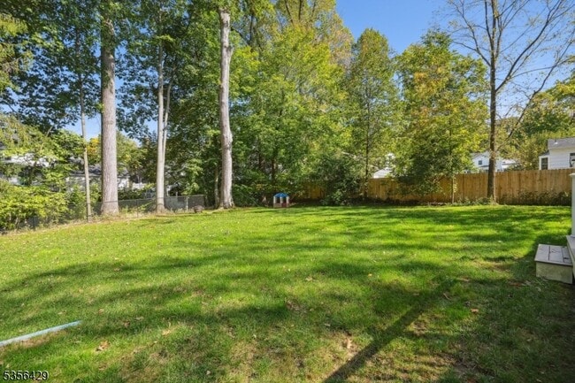 Building Photo - 170 Canoe Brook Pkwy