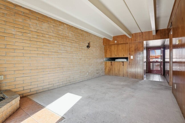 Building Photo - 500 NE 15th St