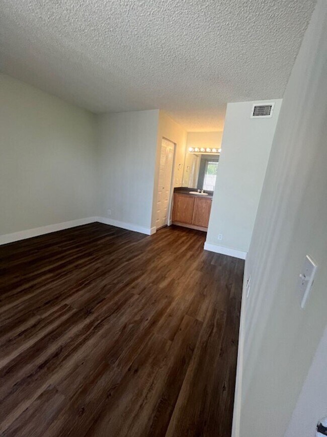Building Photo - 738 Executive Center Dr