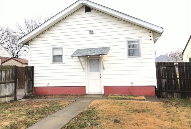 Building Photo - HOUSE...fenced in backyard