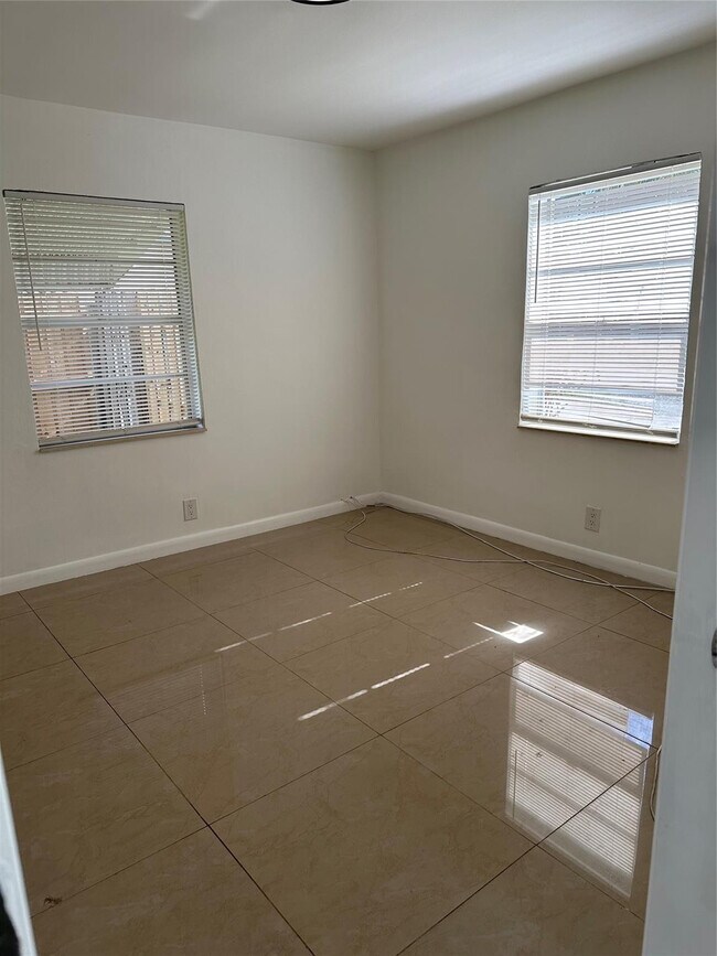 Building Photo - 2819 Plunkett St