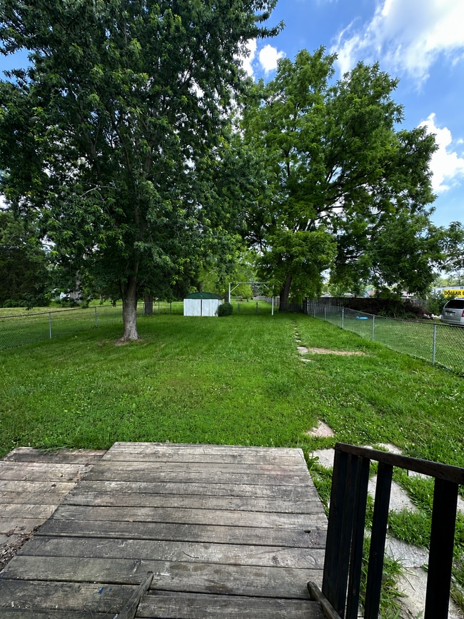 Building Photo - 2700 E Memorial Dr