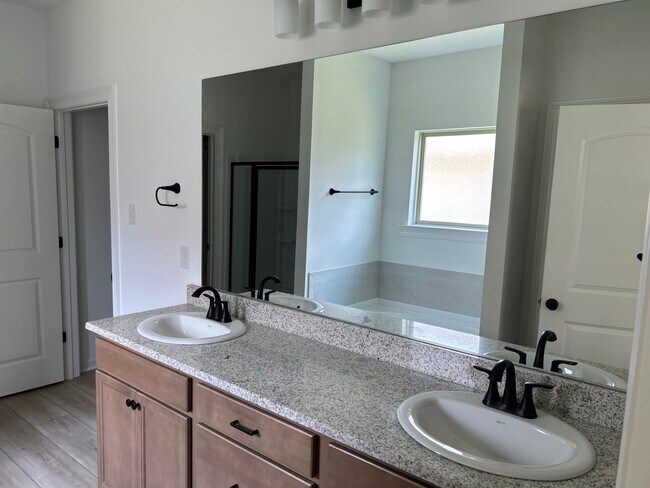 Building Photo - 41386 Rosewood Ln