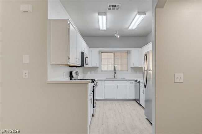 Building Photo - 1900 N Torrey Pines Dr