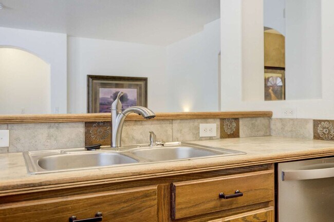 Building Photo - D20 5bdrm Home on Quiet Street in North Co...