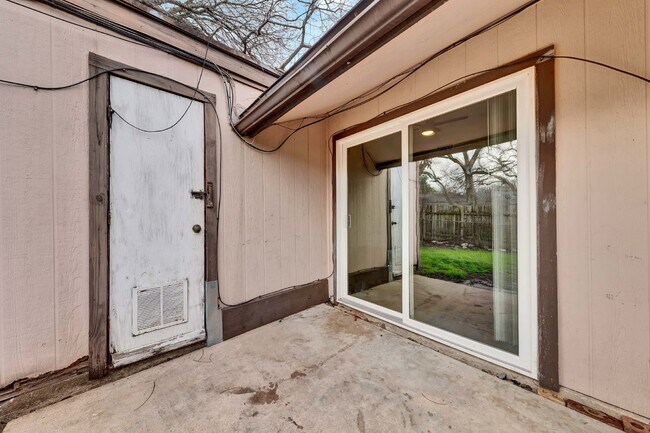 Building Photo - "Charming 2 Bed Apartment in Austin, TX wi...