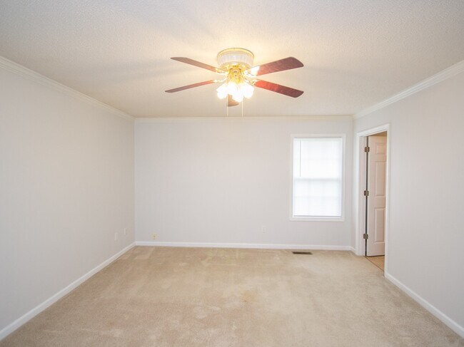 Building Photo - Beautiful full brick home!