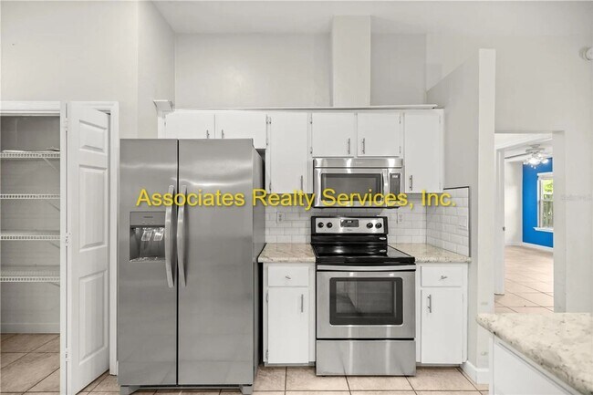 Building Photo - Charming, spacious 3bed/2bath home w/ office, screened patio & double car garage in Northridge su...