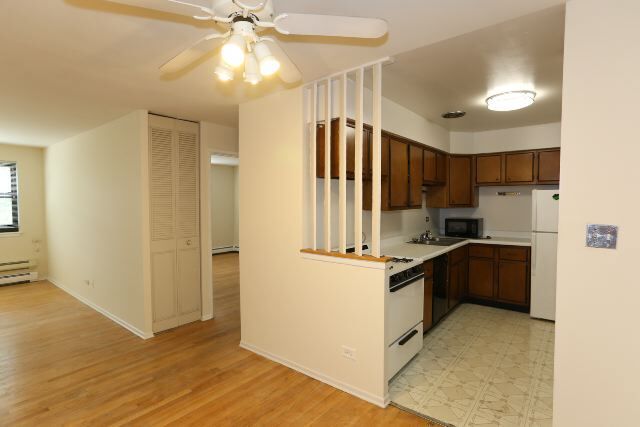 Building Photo - 675 W Wrightwood Ave