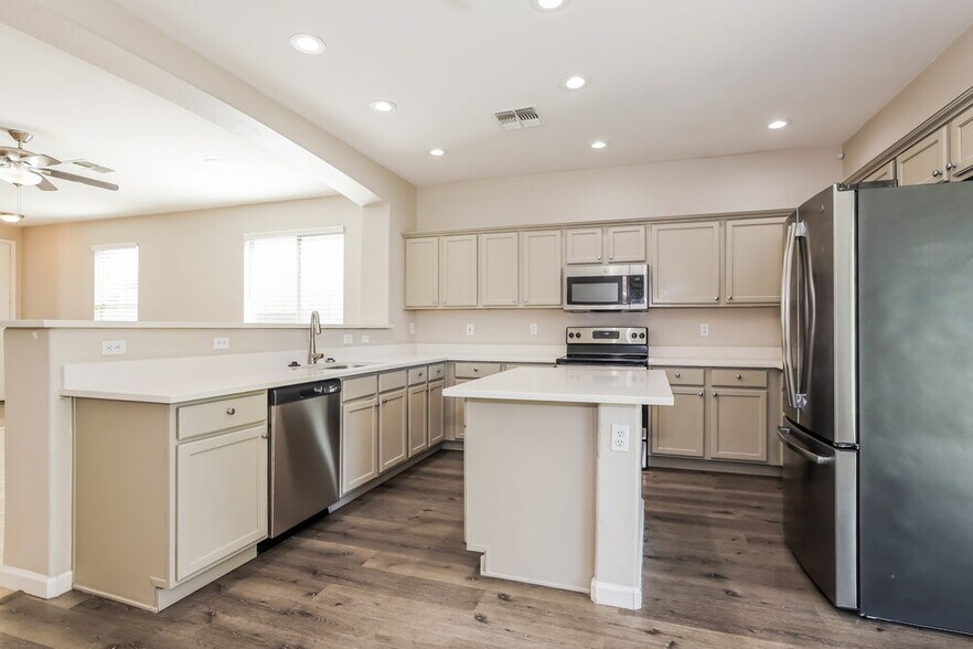 Building Photo - 40994 N Vine Ave