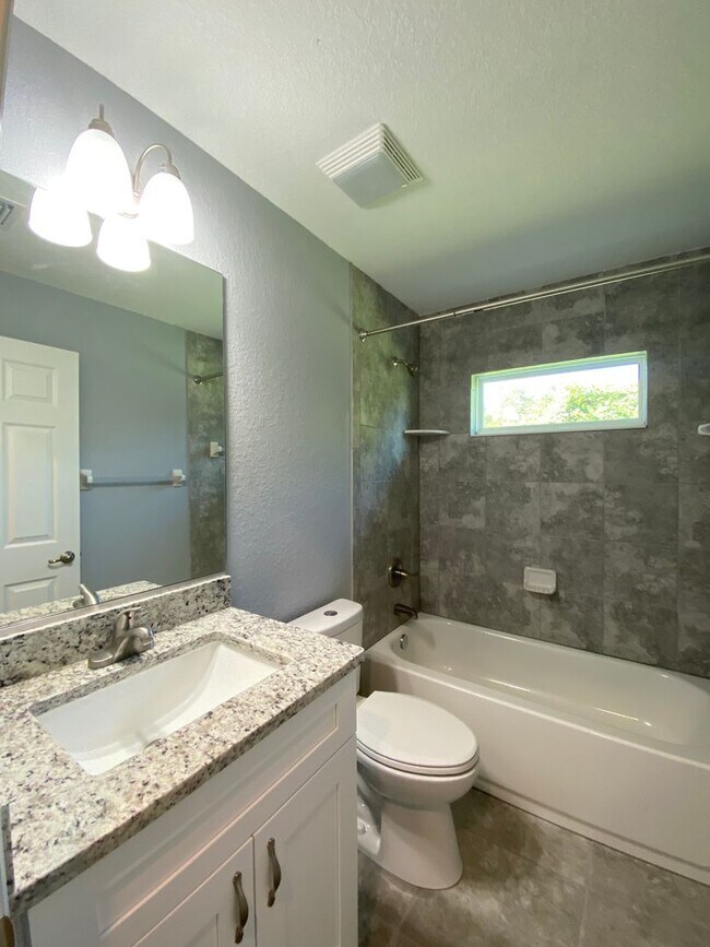 Building Photo - Desirable SW Ocala Neighborhood 3/2/2 **WON'T LAST**