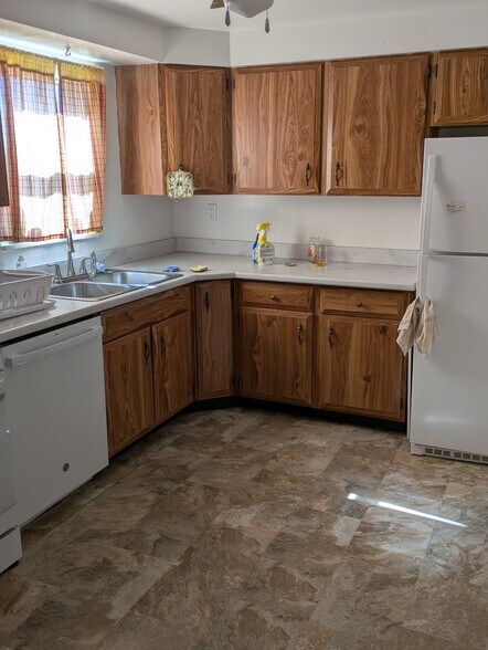 Building Photo - 1916 Plainview Ave