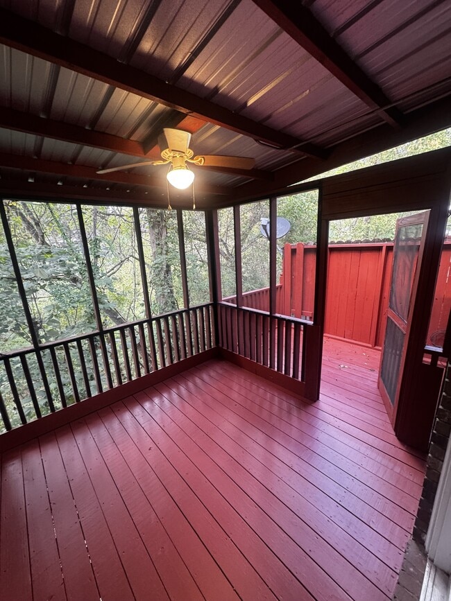 Building Photo - 127 Eaglewood Way