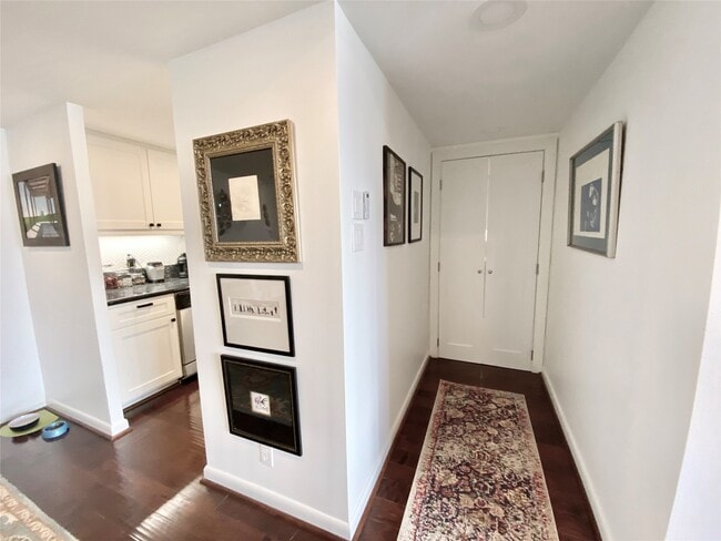 Building Photo - 2016 Main St