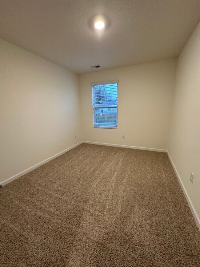 Building Photo - 3 Bedroom / 2.5 Bath Townhome Kingsport, TN