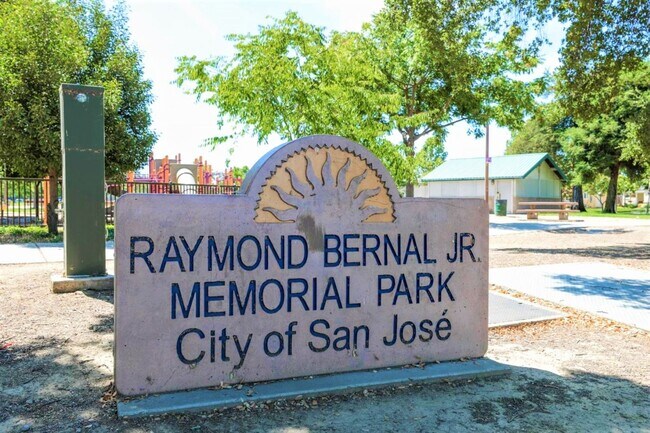 Building Photo - Beautiful 3 bedroom, 3 bath Condo in prime San Jose Location