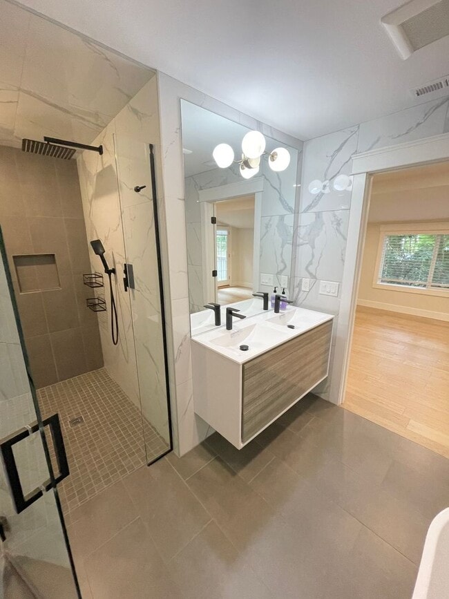 Building Photo - 3Bd/2.5Ba Mercer Island House